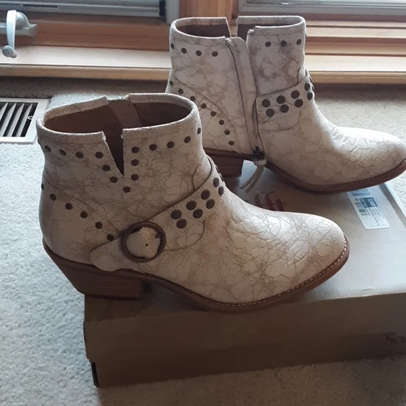 Soft ankle boots - Picture 2 of 7